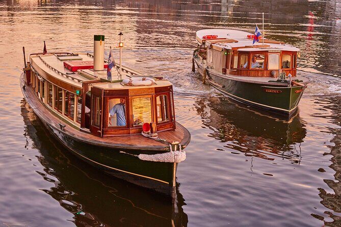 1 Hour Sight seeing Melbourne River Cruise on historic vessel - The Upstream Segment: From Rowing Sheds to Botanical Gardens