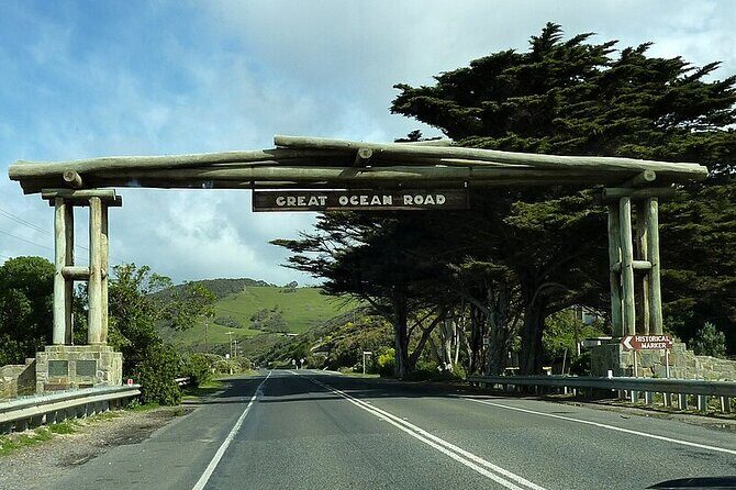 12 Apostles,Great Ocean Road Tour - hotel PICKUP & free entries - Colac morning stop: a practical break before the coast icons