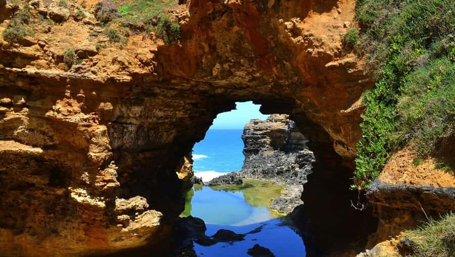 From Melbourne: Great Ocean Road Day Trip with Dinner - The first coast stops: The Grotto and London Bridge