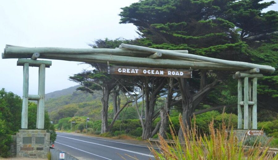 From Melbourne: Great Ocean Road Day Trip with Dinner - Loch Ard Gorge: dramatic cliffs with time to slow down