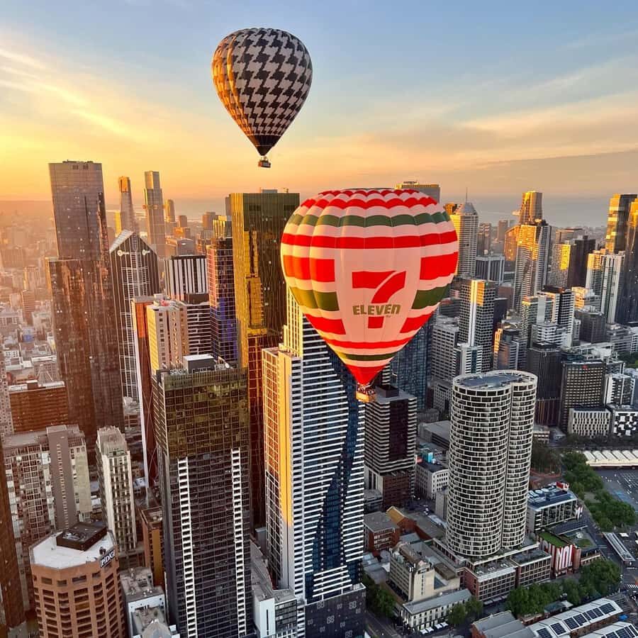 Melbourne: 1-Hour Hot Air Balloon Flight at Sunrise - In the Basket: Inflation Help, Expert Pilot Commentary, and Lift-Off