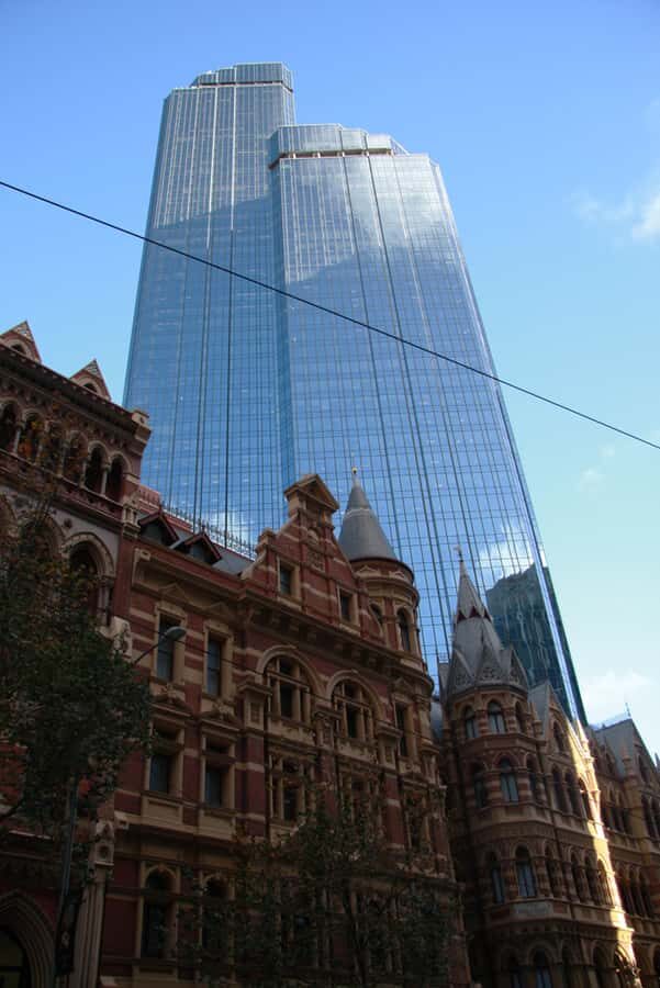 Melbourne 3-Hour Small Group Tour with Beach Boxes - Albert Park Lake and St Kilda: Sports Meets Sea Air