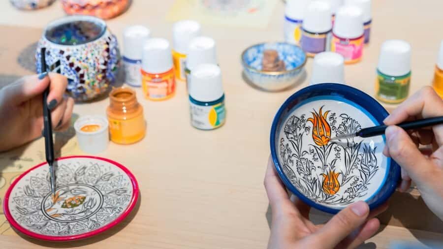 Melbourne: Ceramic Plates & Bowls Paint and Sip Classes - The 150-Minute Flow: How the Evening Typically Plays Out