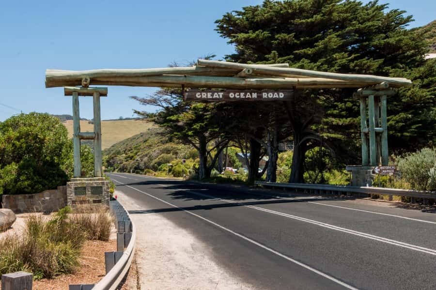 Melbourne: Great Ocean Road, 12 Apostles & Rainforest Tour - Anglesea and Lorne: quick windows into the Surf Coast