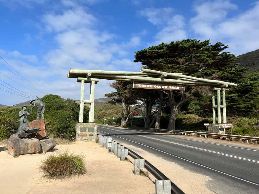 Melbourne: Great Ocean Road Full Day Private Tour - Split Point Lighthouse and Memorial Arch: setting the tone early