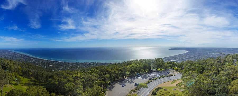 Melbourne: Peninsula Sightseeing Driving Day Tour - St Kilda and Dendy Street Beach: hut photos with quick legs