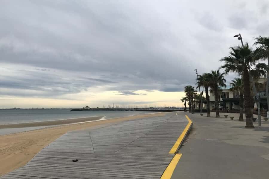 Melbourne: Private Custom Walking Tour with Local Guide - Hotel pickup and a walk that starts with momentum