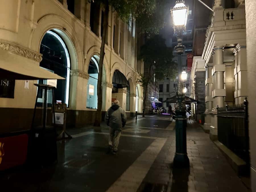 Melbourne: Spirits and Ales Haunted Pub Walking Tour - Into the dark alley: the tragic love affair moment