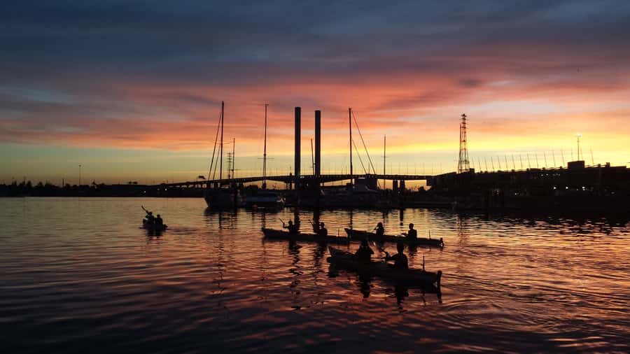 Melbourne: Sunset Kayak Tour with Dinner - Where you meet at Docklands (and how not to miss it)
