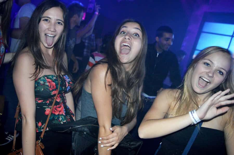 Melbourne: Weekly Bar Crawl: 5 Free shots, Club Entry - Meeting point inside the venue: start on the right foot
