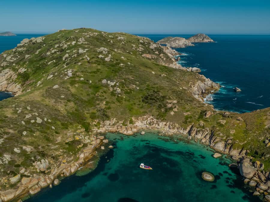 Melbourne: Wilsons Promontory Morning Wilderness Cruise - Skull Rock: the monolith that turns into a face
